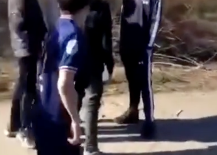 Jongen Met Oranje Haar Laat Zien Wat Echt Kracht Is