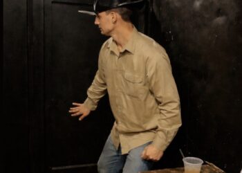VIDEO: Gast wacht vriendin op en doet schokkende ontdekking in club