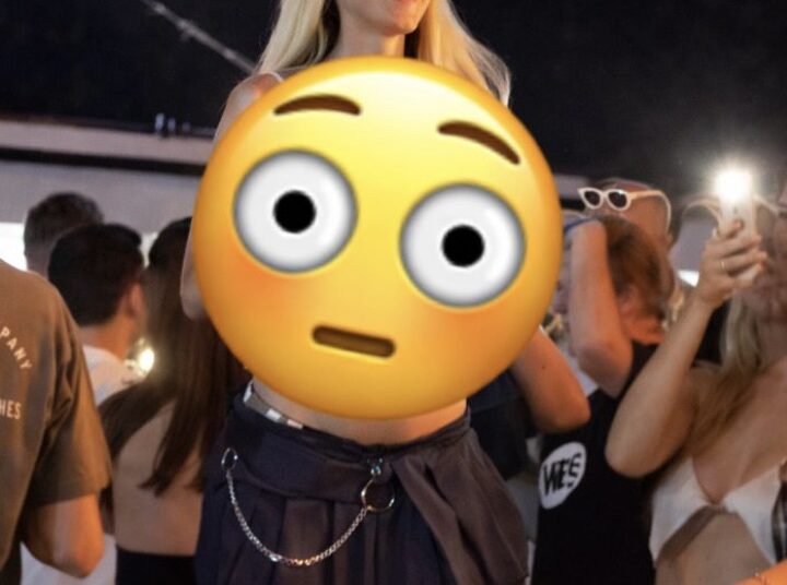 Ondertussen op een feestje waar het dak eraf ging dankzij deze blondine