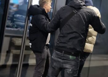 WTF: Twee gasten op een trein station gaan los op jongen
