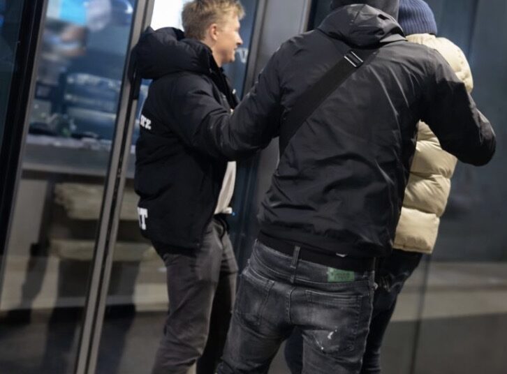 WTF: Twee gasten op een trein station gaan los op jongen