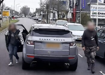 VIDEO: Twee gasten in Range Rover denken stoer te doen in Stadskanaal, maar krijgen direct hun karma
