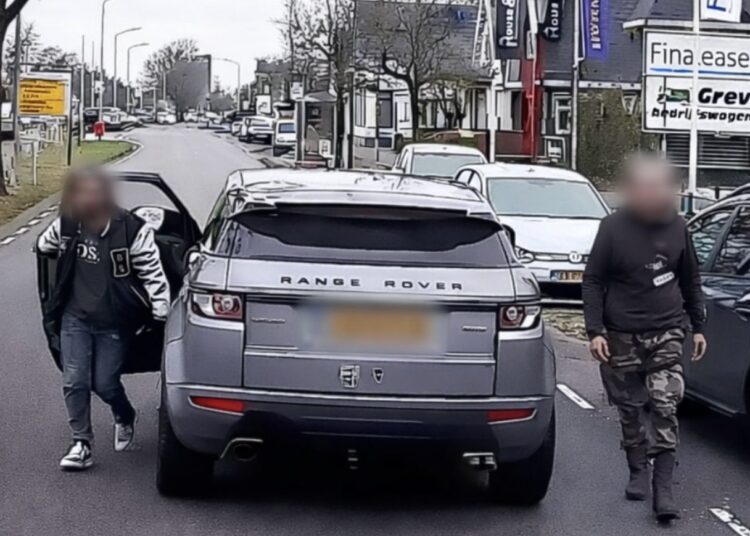 VIDEO: Twee gasten in Range Rover denken stoer te doen in Stadskanaal, maar krijgen direct hun karma