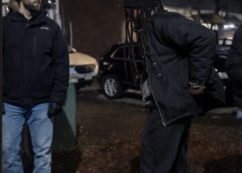 VIDEO: Rastaman denkt stoer te doen op straat maar krijgt onverwachte reality check