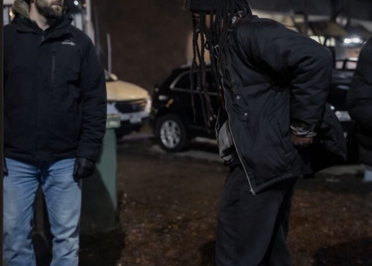 VIDEO: Rastaman denkt stoer te doen op straat maar krijgt onverwachte reality check