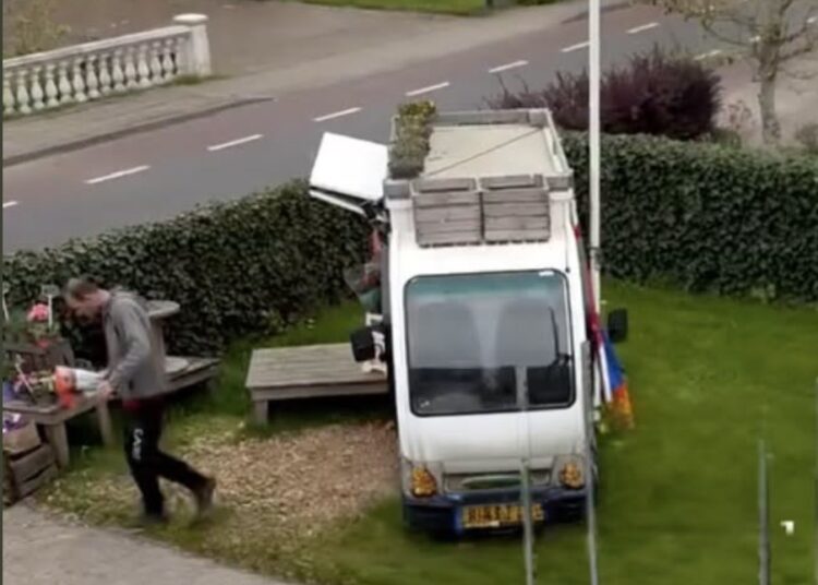 VIDEO: Bloemenverkoper betrapt dief op heterdaad en geeft hem koekje van eigen deeg