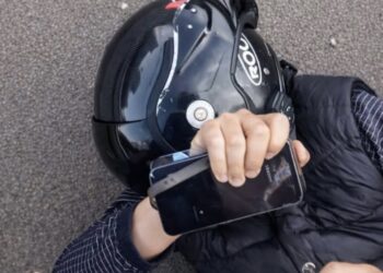 VIDEO: Man komt de dief van zijn scooter tegen in Amsterdam en grijpt direct in