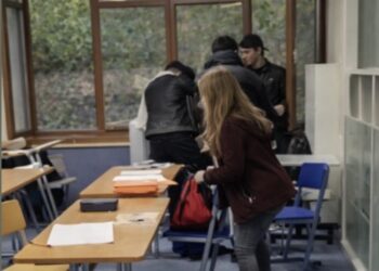 Ondertussen op een middelbare school waar dit is gebeurd in een klas