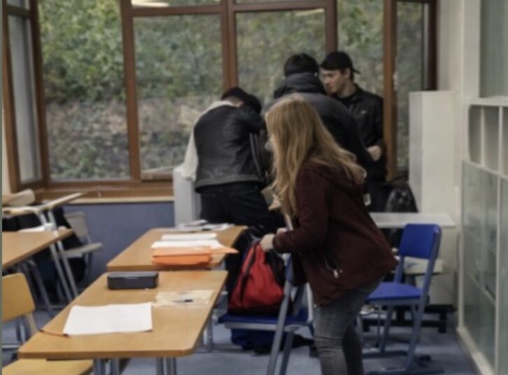 Ondertussen op een middelbare school waar dit is gebeurd in een klas
