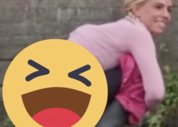 Lesley Versprille moet nodig afwateren en hurkt even in het weiland