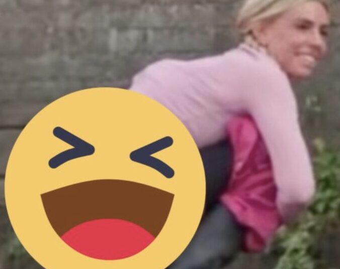 Lesley Versprille moet nodig afwateren en hurkt even in het weiland