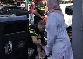 Agenten in Utrecht zijn klaar met twee vrouwen die weigeren mee te werken