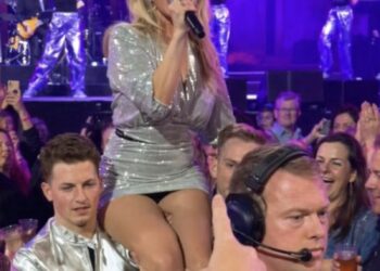 Fans op de eerste rij weten zeker wel wat ze even willen filmen bij Chantal Janzen