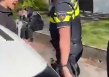Agent verliest geduld met opstandige jongeman: chaos in de wijk