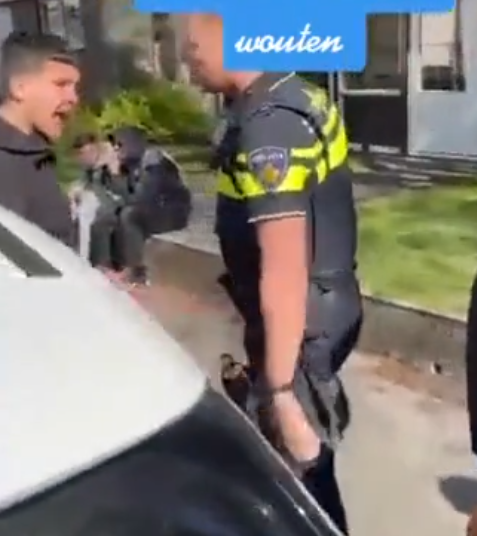 Agent verliest geduld met opstandige jongeman: chaos in de wijk