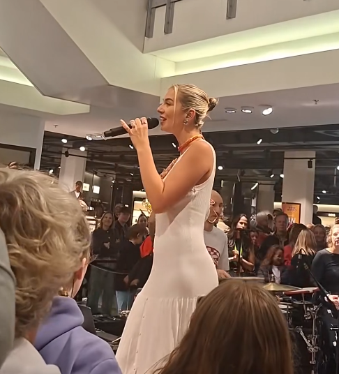 Maan zingt ‘Stiekem’ terwijl het publiek stiekem vooral geniet van de airco: De Bijenkorf viert 155 jaar met stijl