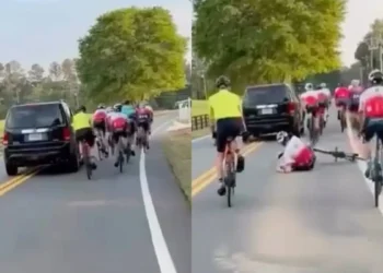 Fluitje van een Cent: Automobilist en Wielrenners Botsen in Online Battle
