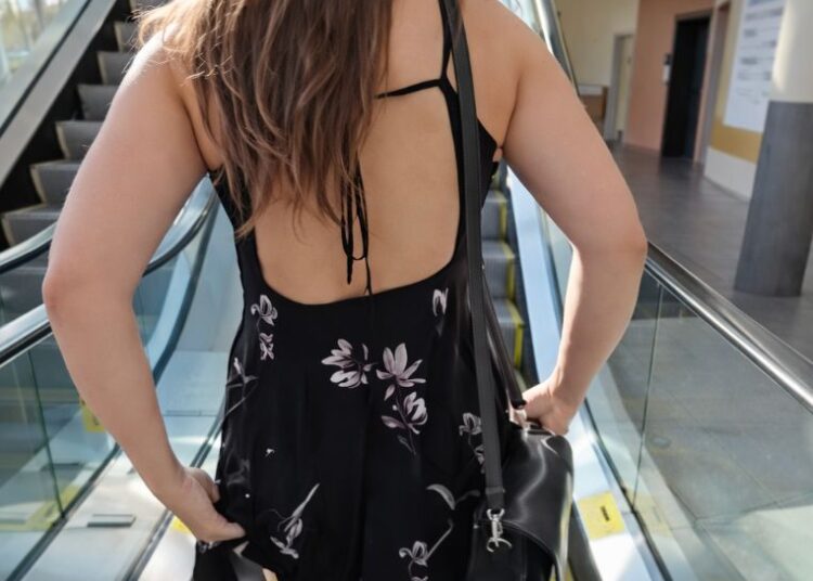 Vrouw showt meer dan verwacht op roltrap: kijk maar even mee