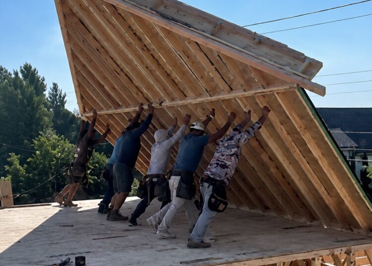 Bouwplaatschaos: dakconstructie zorgt voor bijna-ramp
