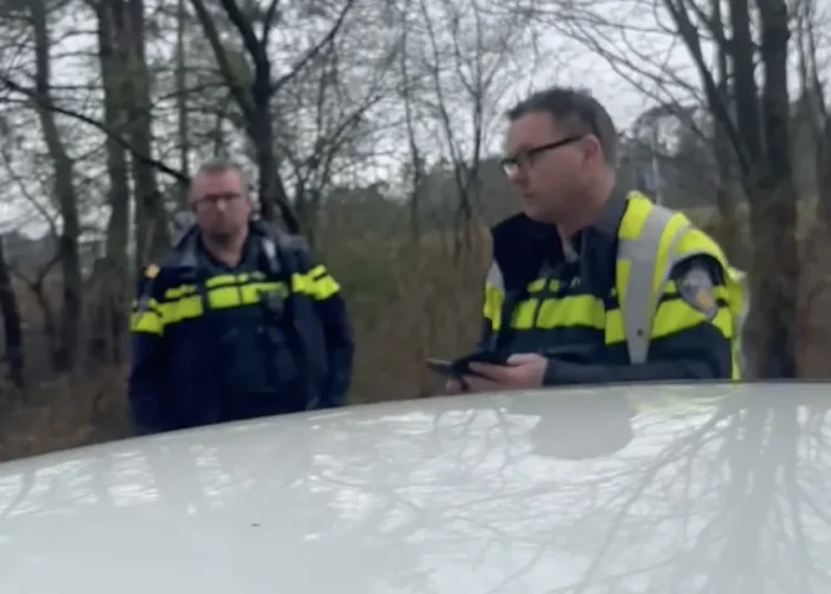 Jongeman filmt politiecontrole en gaat compleet los: “Nu meteen jullie dienstnummers!”