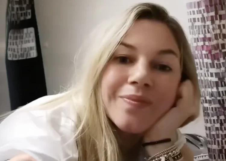 Oeps! Anouk Hoogendijk’s ‘massage-fail’ gaat viraal: camera glipt uit handen