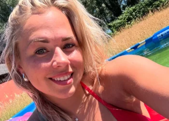 Boerin Ilse zet internet op zijn kop met rode bikini in eigen zwembad!