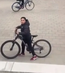 Jonge gast gaat compleet los en wordt viral