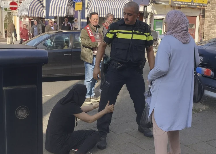 Agent deelt uit en Utrecht staat op z’n kop: Politie-actie met hoofddoek zet internet in vuur en vlam