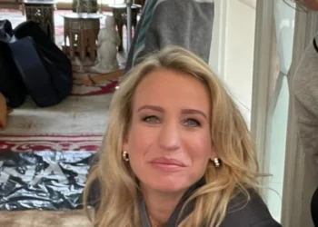 Dionne Stax knalt terug op tv in knappe outfit en fans zijn wild
