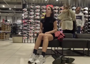 Nieuwe schoenen passen? Dit meisje maakt er gelijk een modeshow van!