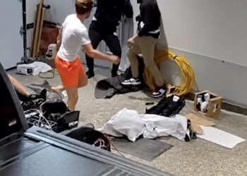 Twee Dappere Mannen Betrapt in Garage van de Verkeerde