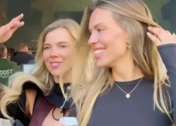 Twee festivaldames gaan viraal met hun gewaagde outfits
