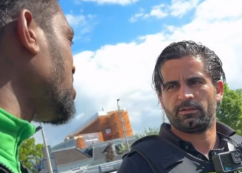 Gast met grote mond krijgt koekje van eigen deeg van agenten tijdens Ewout opnames