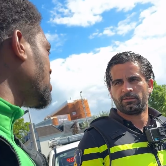 Gast met grote mond krijgt koekje van eigen deeg van agenten tijdens Ewout opnames