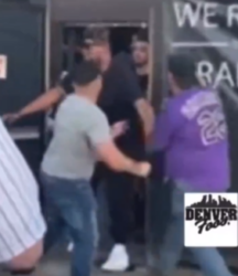 Deze uitsmijter laat twee dronken gasten alle hoeken van de stoep zien