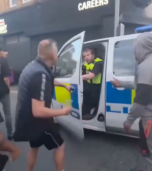 Engelse agenten tonen even hoe je met dwazen omgaat