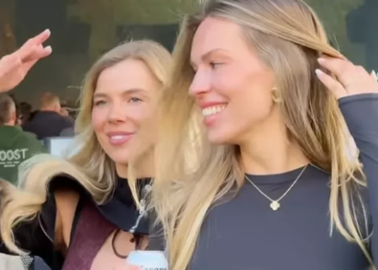 Twee festivaldames gaan viraal met hun gewaagde outfits
