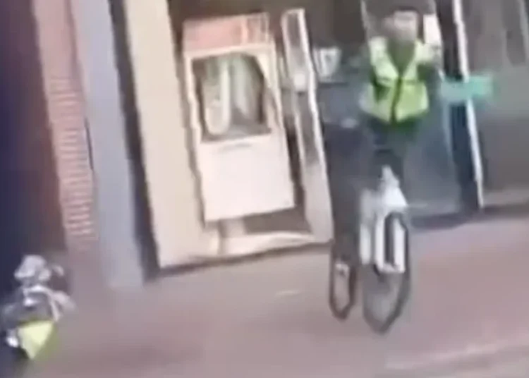 Jongen ontsnapt als een ninja na bizarre politieblunder